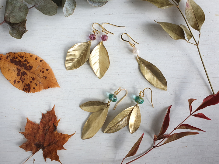 Crea i tuoi orecchini Foglie d'Autunno in ottone e perle.