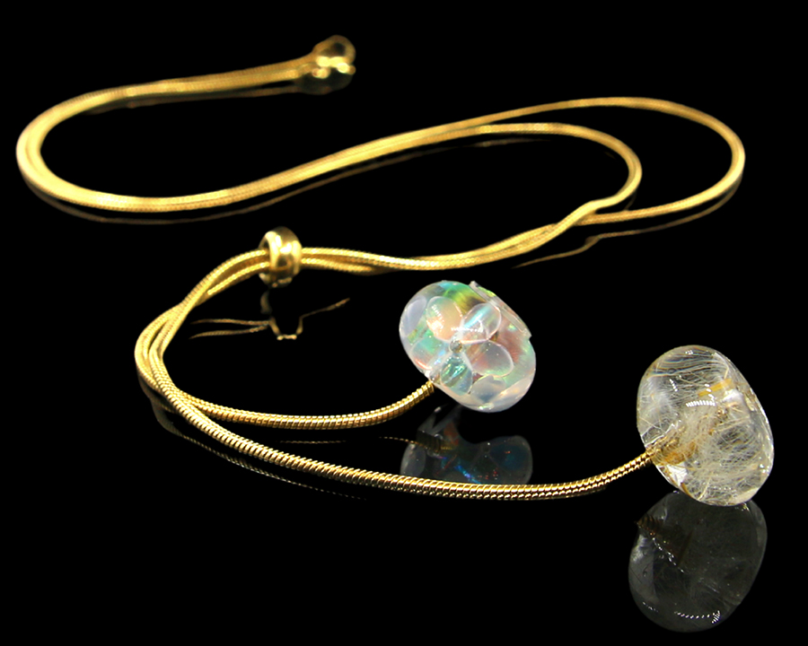 Collana con perle in resina