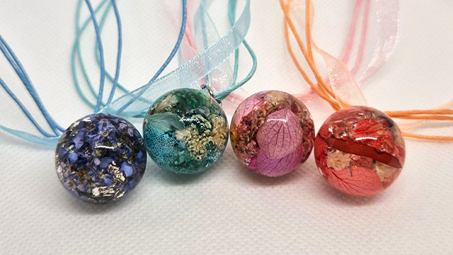 CORSO CIONDOLO A FORMA DI SFERA CON RESINA E FIORI VERI