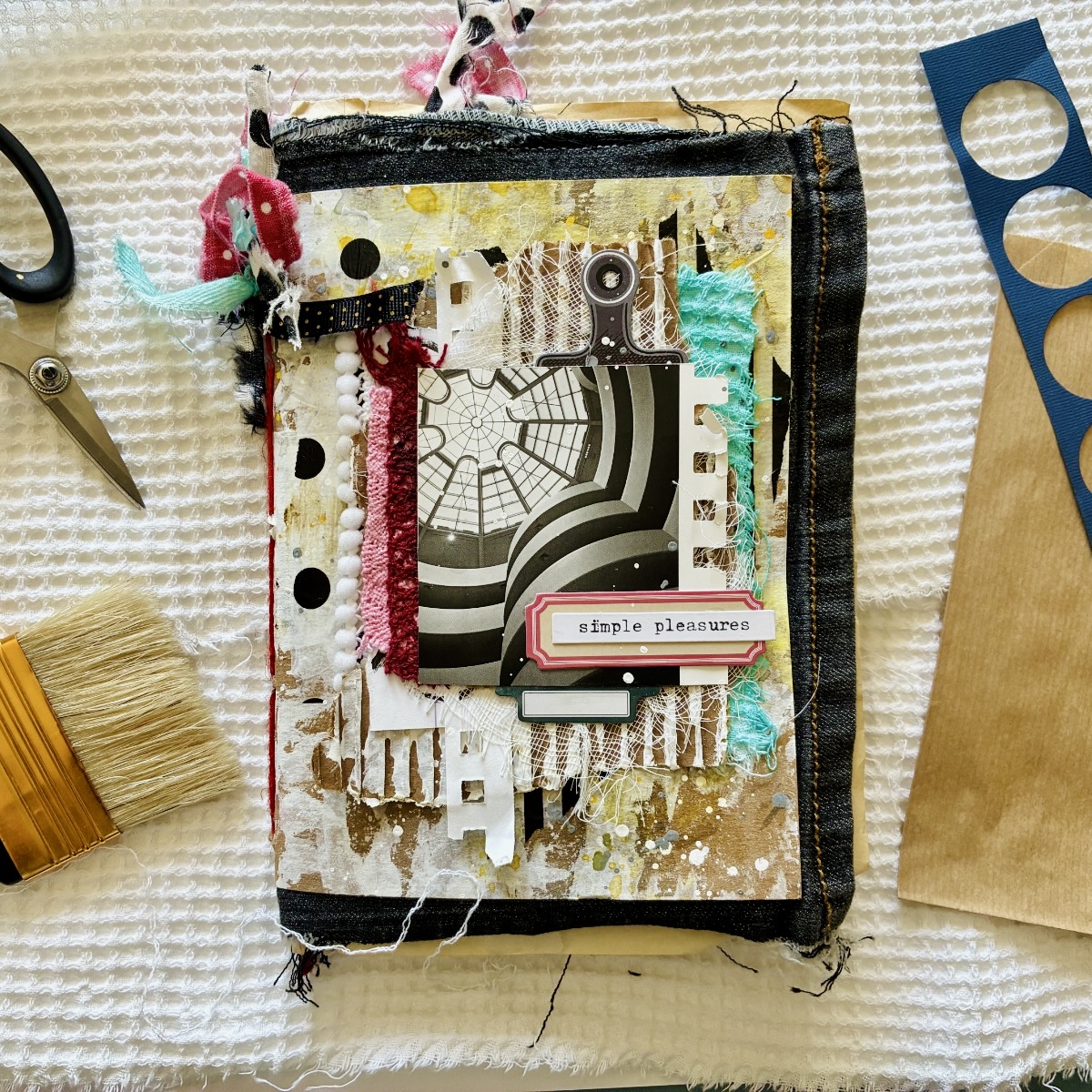 Creative Junk Journal – Craft Your Story with Scraps