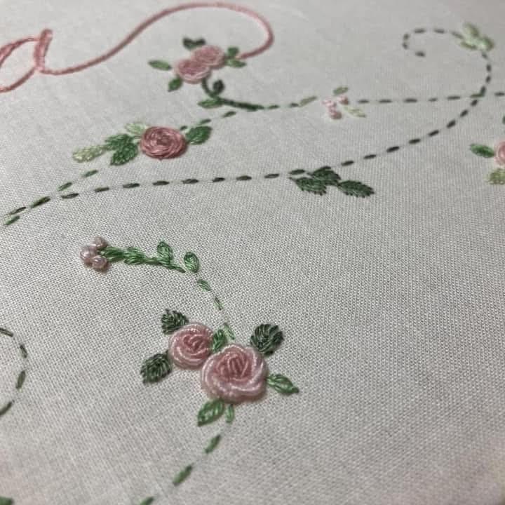 RICAMO MODERNO E ROSELLINE A PUNTO VAPORE