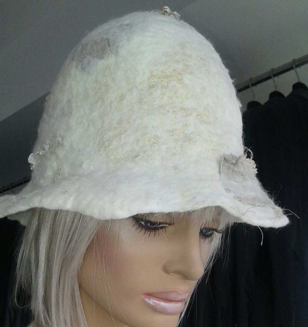 Cappello in lana cardata