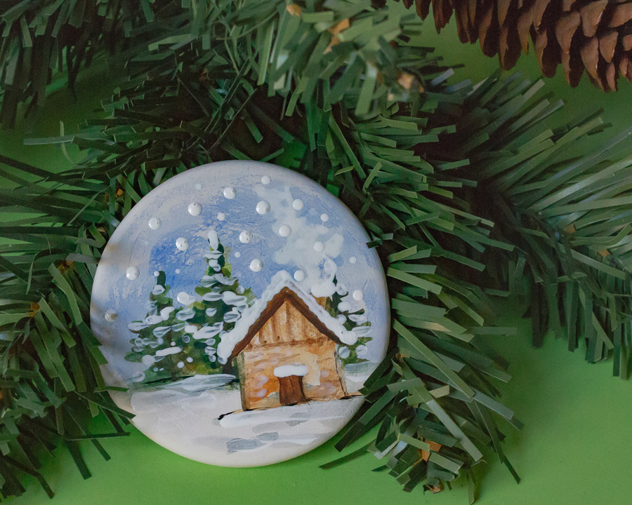 DECORAZIONI NATALIZIE SU BISCOTTO CERAMICO BIANCO CON COLORI A FREDDO