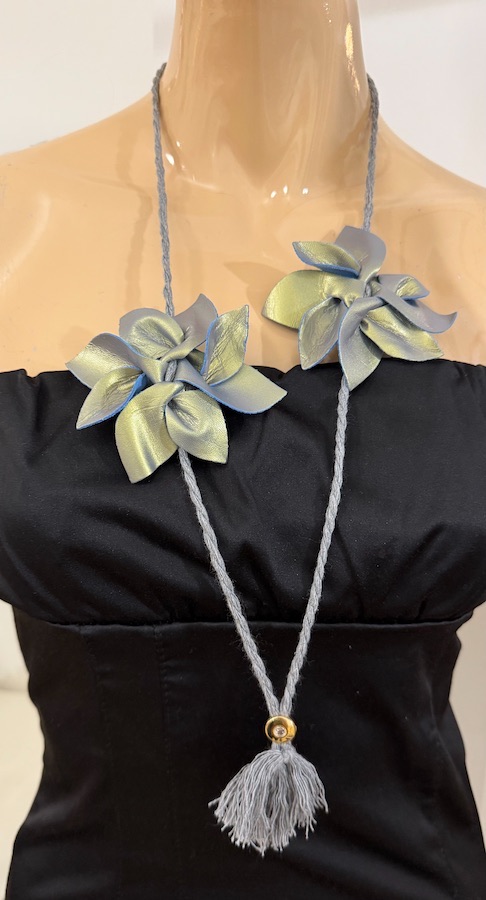 NECKLACE WITH TWO FLOWERS