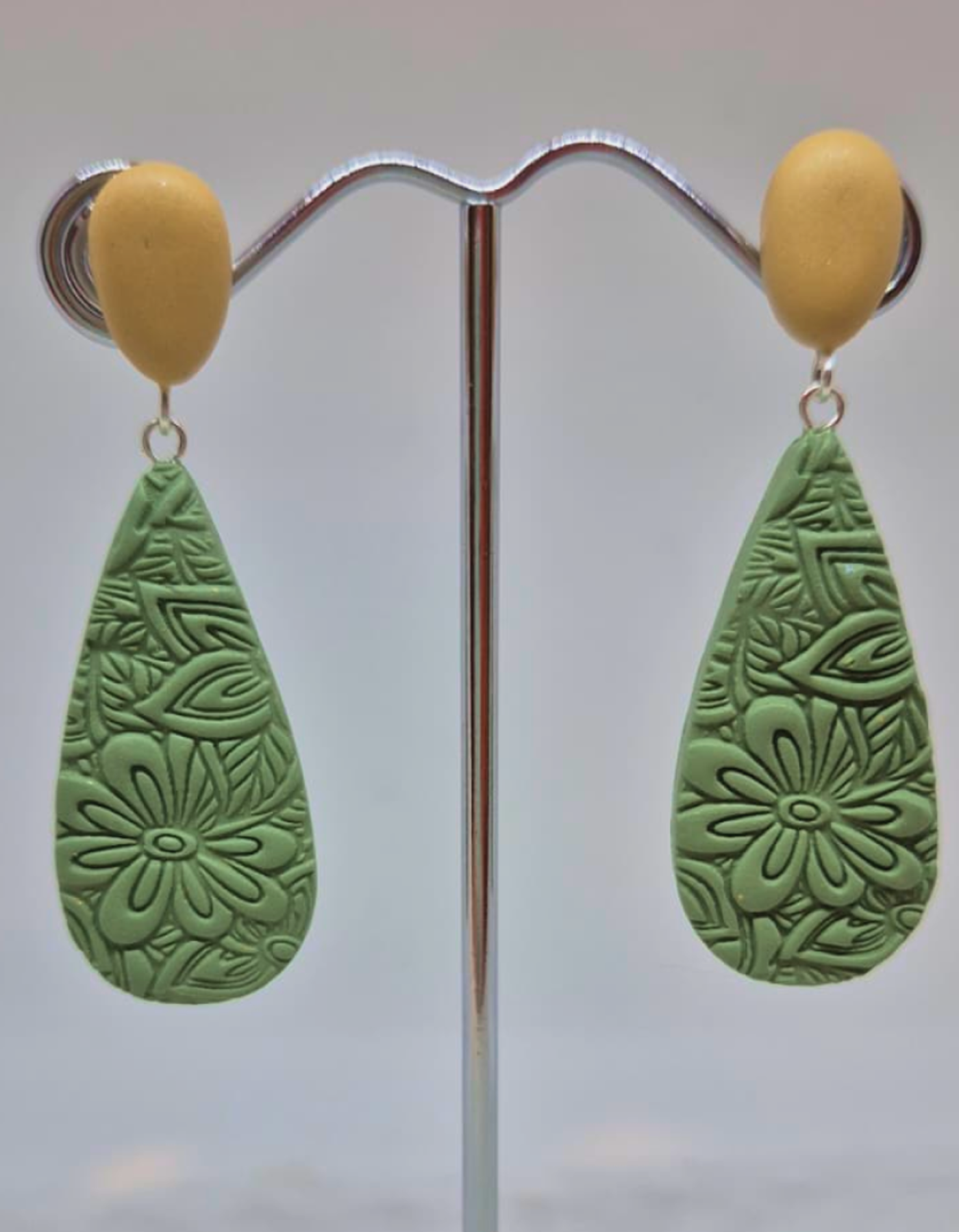 Hands Crafting - Beaded earrings