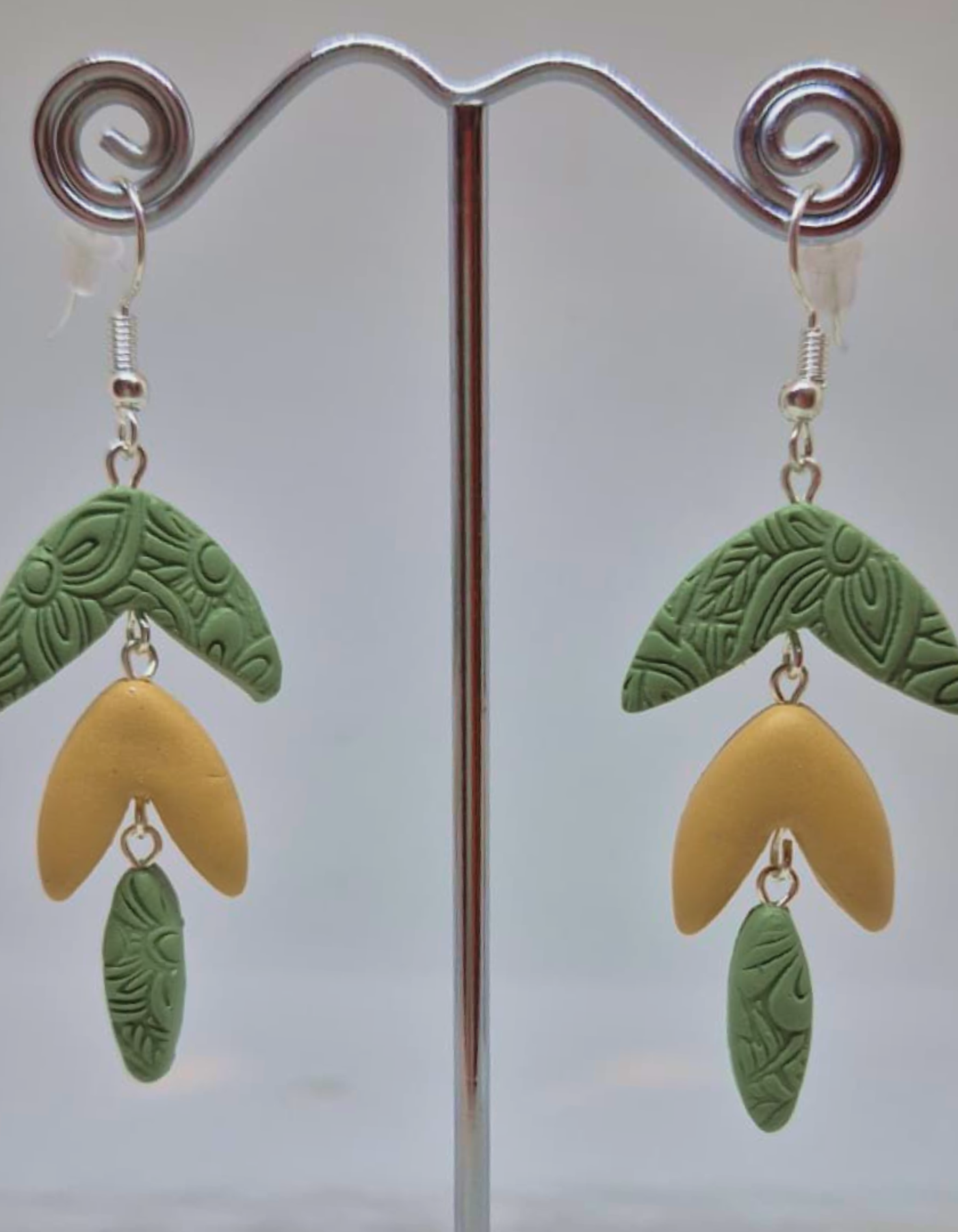 Hands Crafting - Beaded earrings