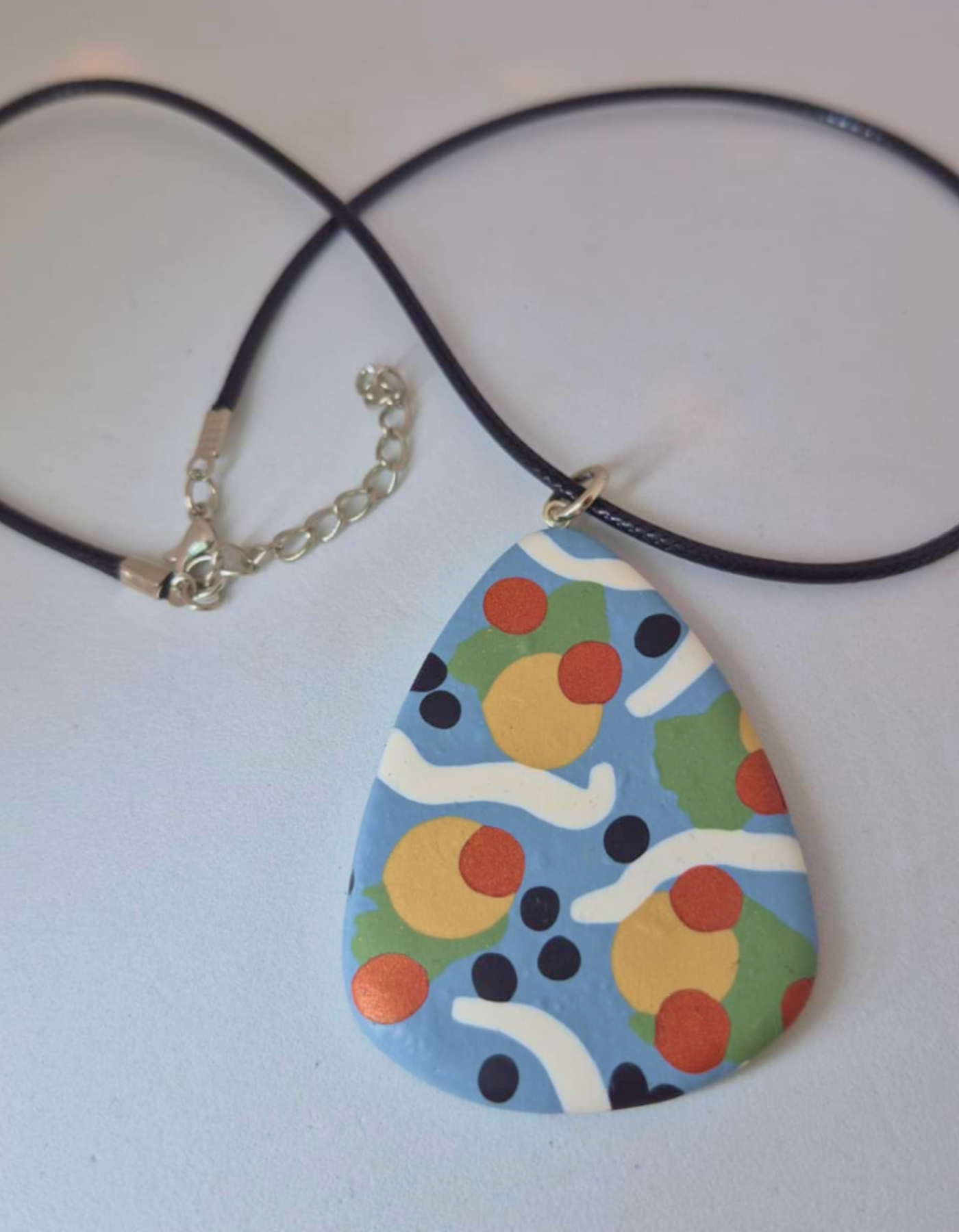 Hands in the dough - Interweaving shapes and colors