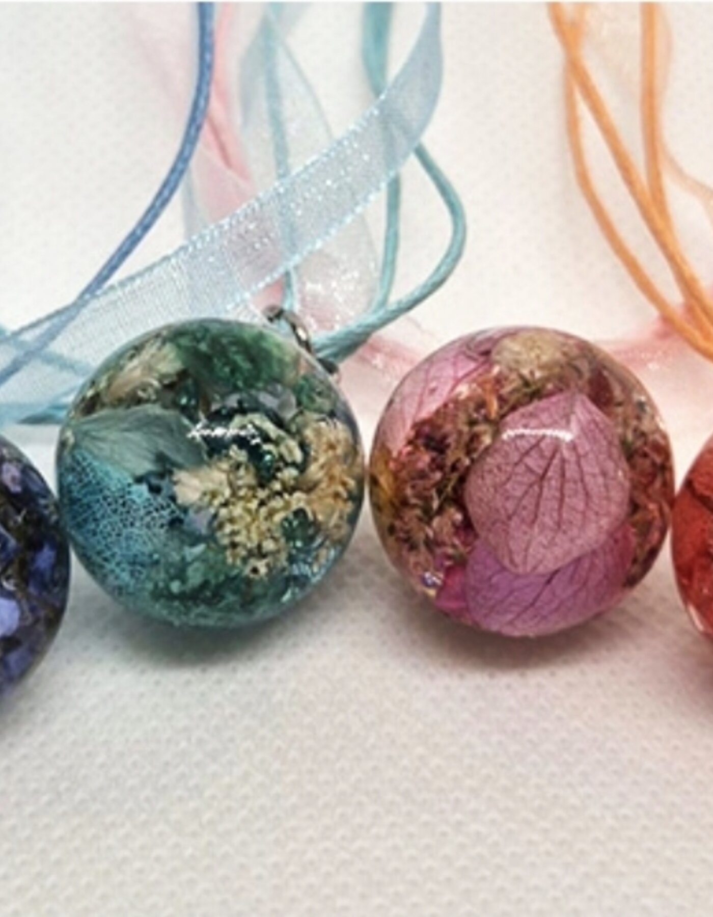 CORSO CIONDOLO A SFERA CON RESINA E FIORI VERI