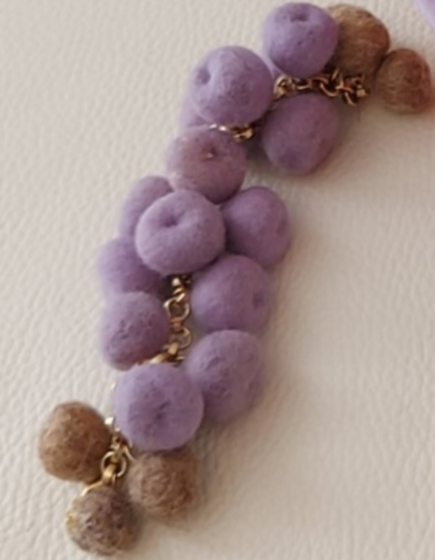 Bracciale con ball, tecnica d'infeltrimento ad acqua.