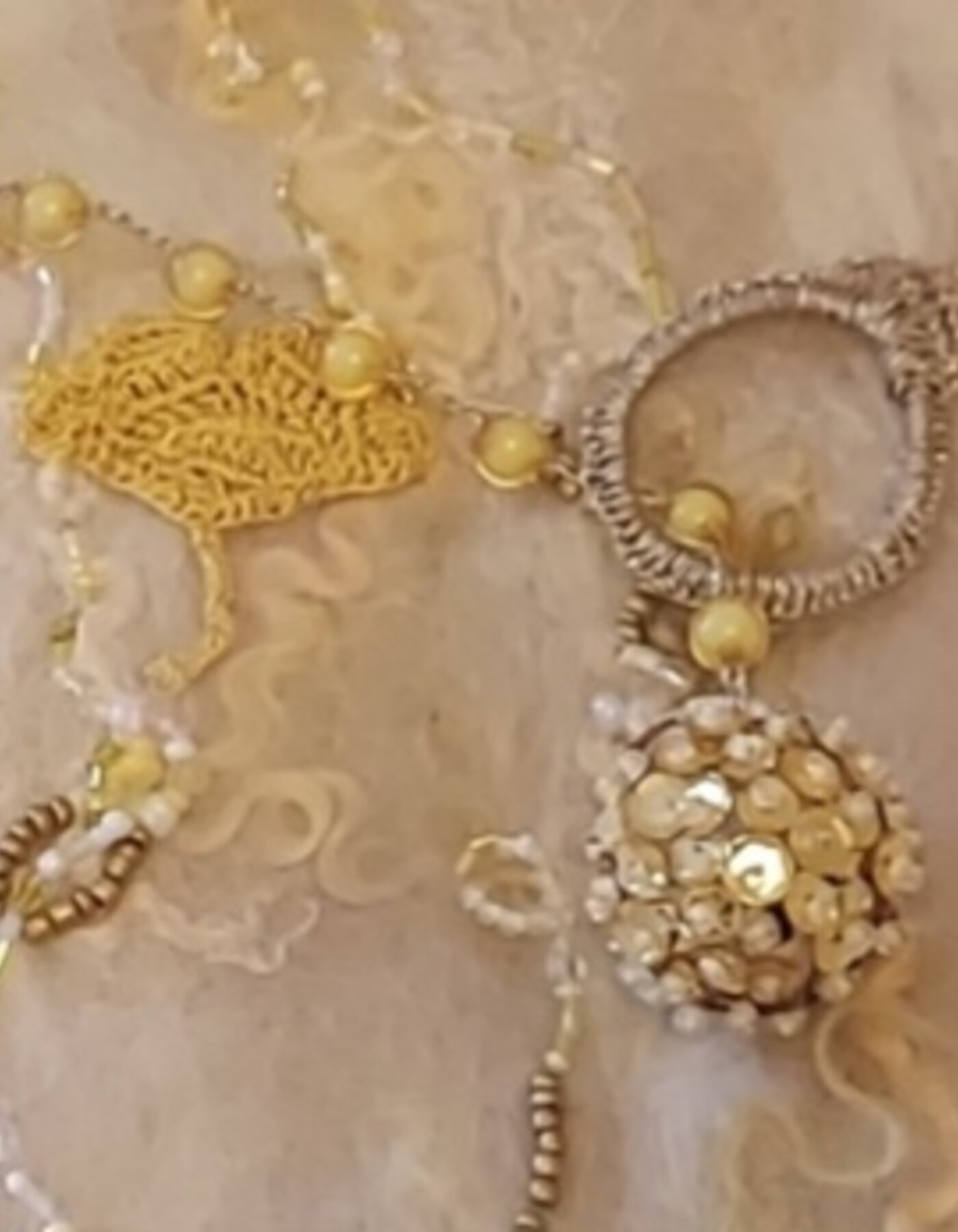 Versatile  acessorio per chiudere stola ,in lana cardata e punti luce.