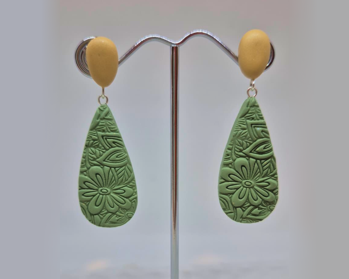 Hands Crafting - Beaded earrings