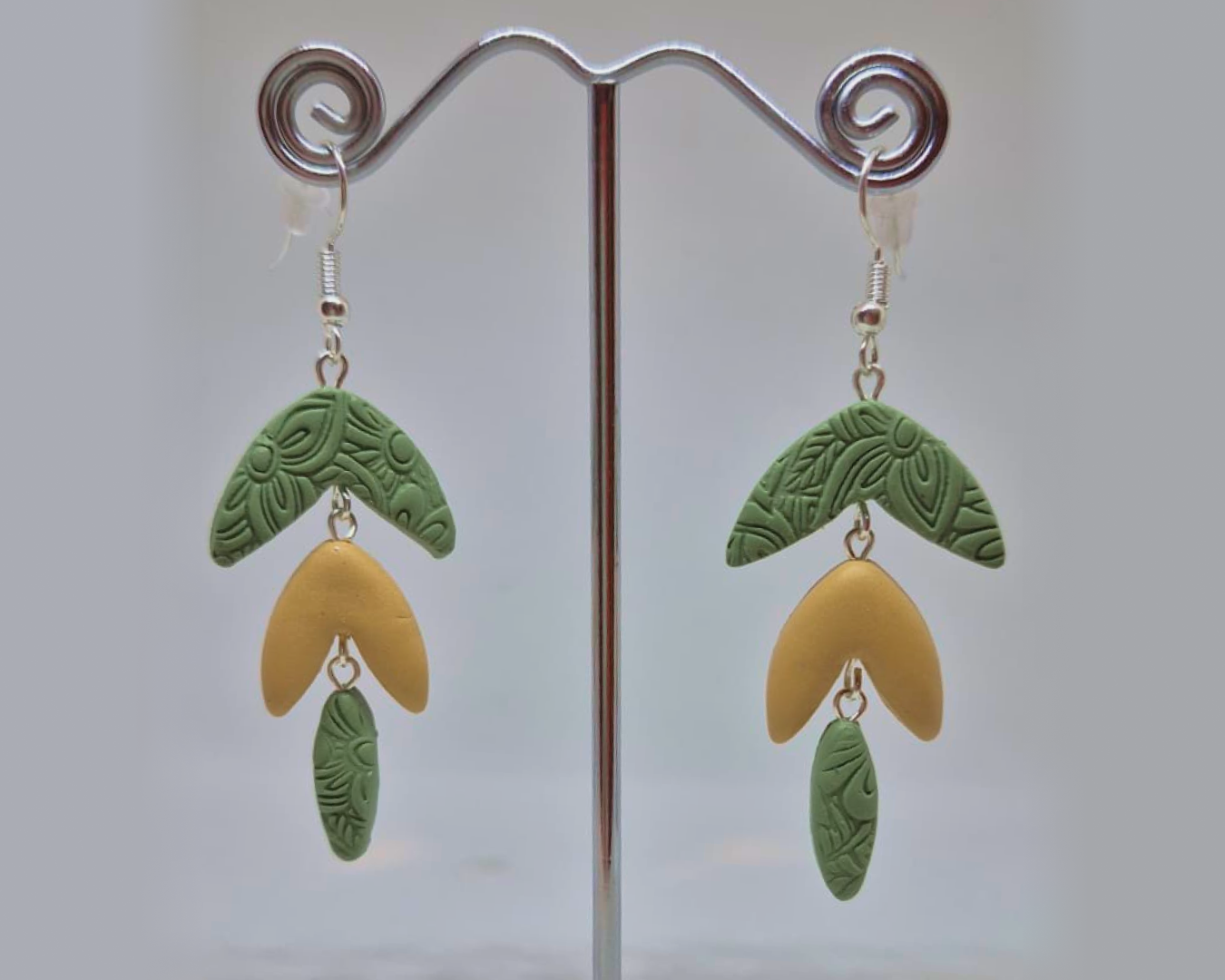 Hands Crafting - Beaded earrings