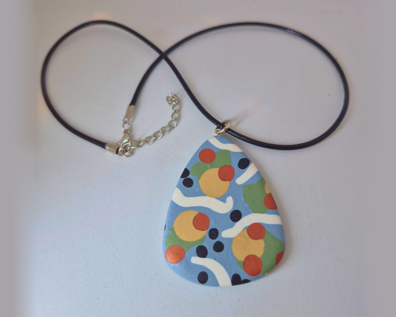 Hands in the dough - Interweaving shapes and colors