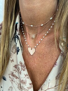 Choker pearl necklaces
